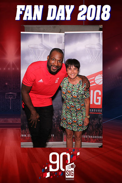 Joueurs et supporters au Fan Day SIG Strasbourg photobooth